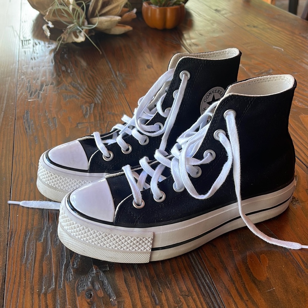 Platform Converse size 5, worn once! B&W
